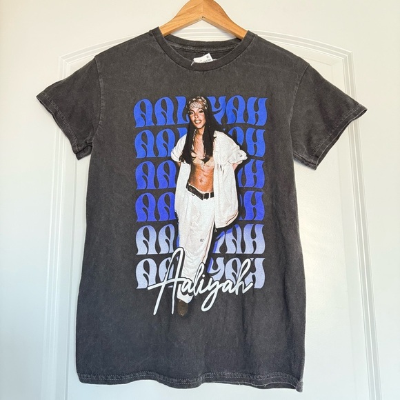 Tops - Graphic T-Shirt with Aaliyah Design